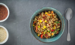 Insalata di fagiolini con quinoa e carote arrostite