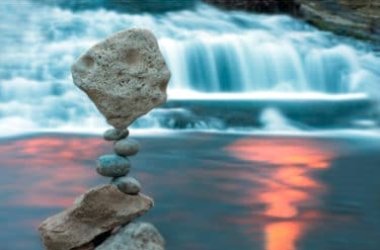 Pietre in equilibrio: una pratica che simboleggia la resilienza in tempi difficili