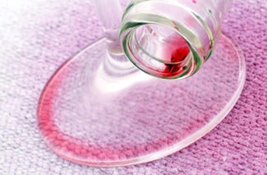 Come togliere macchie di vino rosso con prodotti naturali