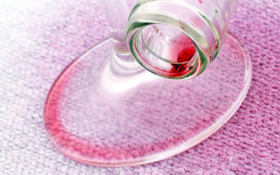 Come togliere macchie di vino rosso con prodotti naturali