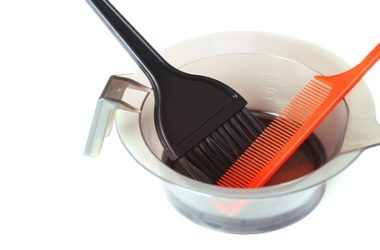 Scoprite tanti suggerimenti per togliere le macchie di tinta in modo naturale