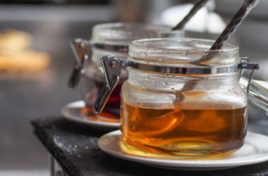 Sappiamo davvero come viene prodotto il miele? Eccolo spiegato in modo semplice.