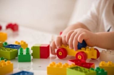 La guida per pulire la plastica con metodi naturali, dai giocattoli agli elettrodomestici