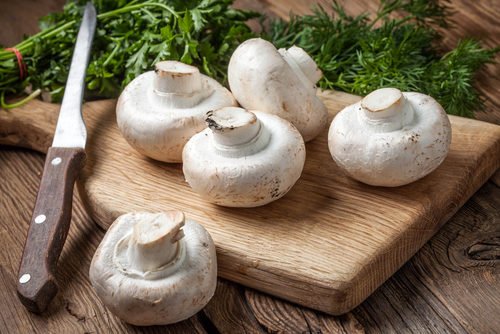 Insalata di funghi champignon crudi e spinaci novelli: ricetta
