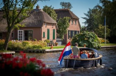 Giethoorn, dove ci muove solo a piedi, in canoa o in barca