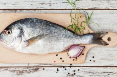 Impariamo a riconoscere il pesce fresco usando i nostri sensi, attenzione ad odore, colore, tatto, occhio e aspetto del corpo