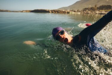 Outdoor swimming, nuotare nell’acqua fredda per tonificarsi e allenarsi