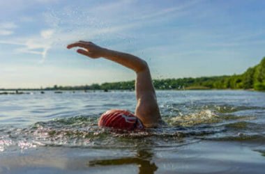 Outdoor swimming, nuotare nell’acqua fredda per tonificarsi e allenarsi