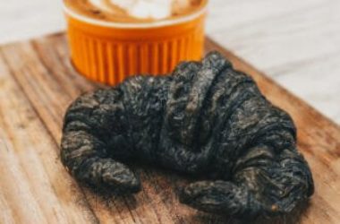 Tutto sul pane nero al carbone vegetale: fa bene o no? Quali tipi esistono?