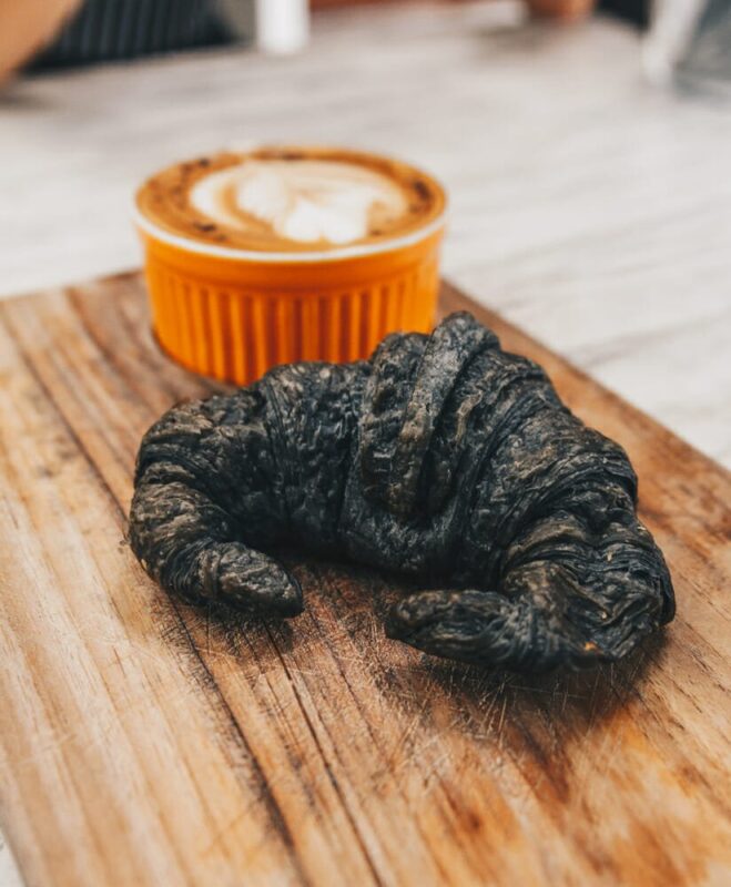 pane nero al carbone croissant
