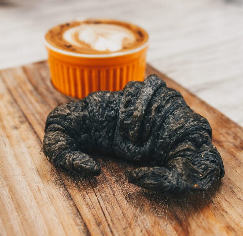pane nero al carbone croissant