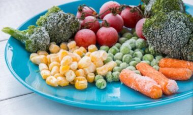Sai perché il cibo si può congelare ma non ricongelare? Cosa c’è da sapere in tema di congelamento alimenti