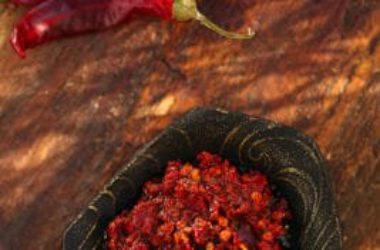 Come preparare la salsa harissa, la famosa salsa piccante ai peperoncini popolare in Nord Africa