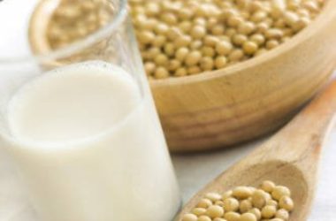 La guida facile al latte di soia, un latte vegetale poco calorico, ma proteico, senza lattosio e glutine