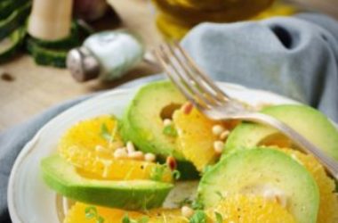 Un altro piatto per l’estate: la ricetta dell’insalata di avocado e arance