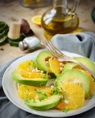 Un altro piatto per l’estate: la ricetta dell’insalata di avocado e arance