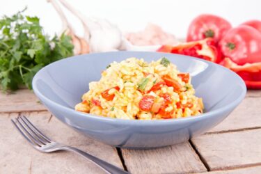 Risotto ai peperoni: tutti gli ingredienti e le ricette, anche vegane, con questa gustosa verdura estiva