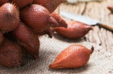 Alla scoperta del salak o frutto del serpente, un frutto tropicale ricco di interessanti proprietà