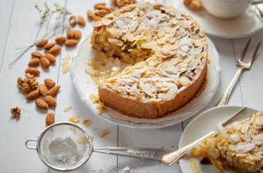 Torta di mandorle soffice, ecco la ricetta base e quella al burro di soia