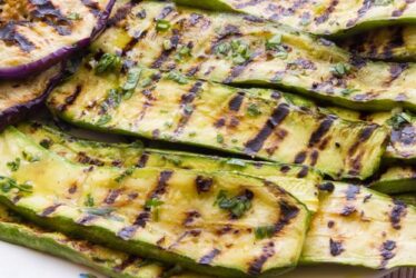 Se amate le zucchine grigliate eccovi una bella ricetta di insalata con anche pomodorini spinaci e carciofini sott’olio