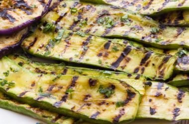 Se amate le zucchine grigliate eccovi una bella ricetta di insalata con anche pomodorini spinaci e carciofini sott’olio