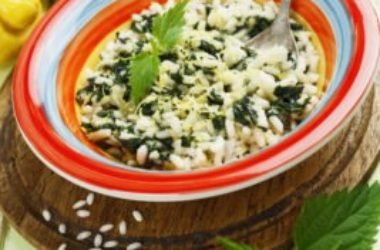 Il risotto alle ortiche, un piatto leggero, salutare e nutriente: la ricetta facile
