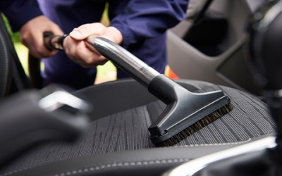 Come pulire gli interni dell’auto: dalla tappezzeria ai sedili