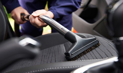 Come pulire interni auto: tappezzerie, plastiche e cristalli