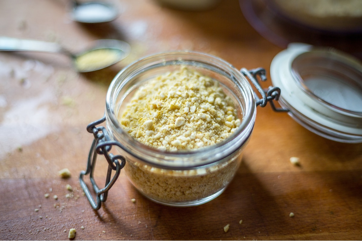 Ricetta del formaggio grattugiato vegano per condire a crudo