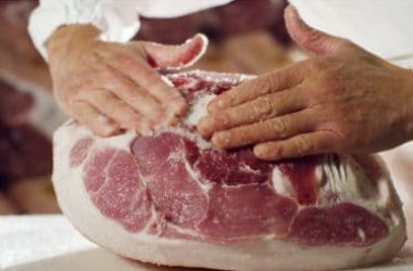 Come viene prodotto il prosciutto cotto? Le fasi di lavorazione