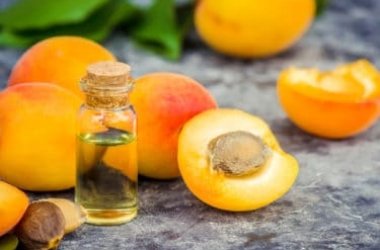 Olio di albicocca: emolliente e antinfiammatorio per la pelle, si usa anche in cucina