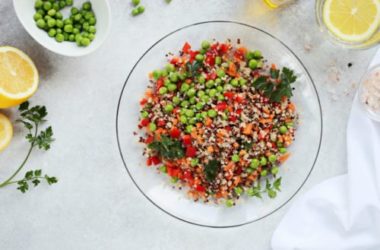 Una ricetta di quinoa con piselli e mais, da arricchire e personalizzare a piacere