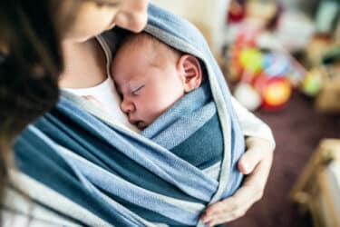 Babywearing: cos’è e quali sono i vantaggi