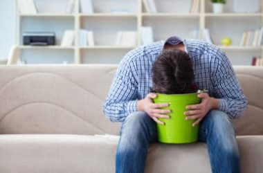 Come contrastare il vomito in maniera naturale qualunque sia la sua origine: ecco i metodi più efficaci