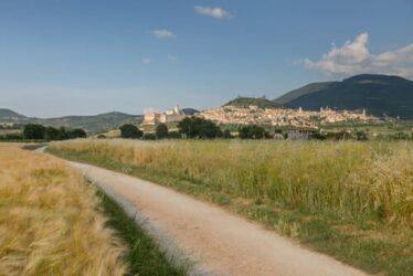 Ecco 9 cammini in Italia, da percorrere a piedi o in bici