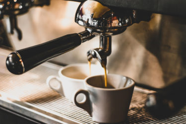 Scopriamo le proprietà del caffè e i suoi utilizzi e benefici ma anche le controindicazioni della caffeina