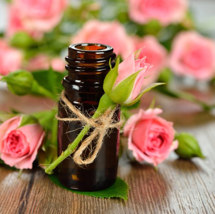 Olio essenziale di rosa: proprietà, benefici ed utilizzi