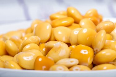 Scopriamo tutte le proprietà dei lupini, come si mangiano e si seminano questi legumi resi famosi dai Malavoglia