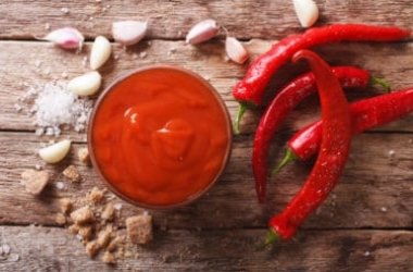 Una ricetta per chi ama i sapori piccanti: la salsa sriracha fatta in casa