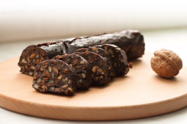 Salame di cioccolato vegan: ricetta ed ingredienti