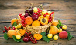 Frutta estiva: tutti i benefici per la salute e le delizie per il palato nella stagione più abbondante dell’anno
