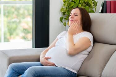 Mal di denti in gravidanza: rimedi naturali