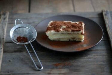 Ecco la ricetta del tiramisu senza uova e mascarpone, adatta a chi è allergico, intollerante o vegan
