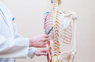Quali sono le cause e i migliori rimedi naturali per il mal di schiena?
