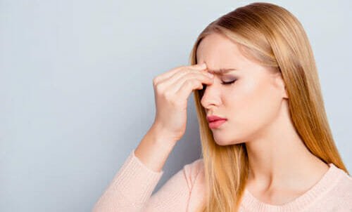 Mal di testa: i vari tipi, le cause e quali rimedi naturali per combatterlo