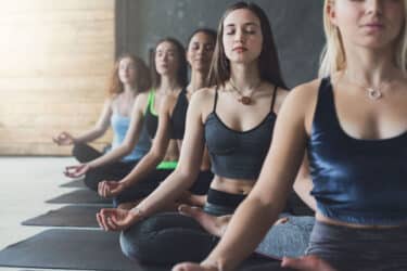 Abbigliamento yoga: cosa serve davvero?