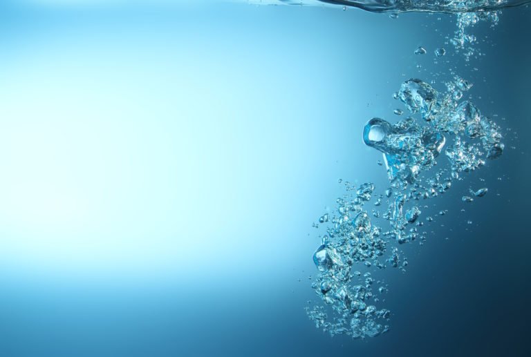 Acqua distillata: cos'è, a cosa serve e come farla in casa