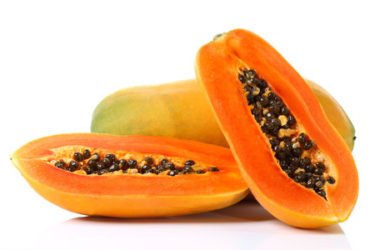 Papaya, benefici e controindicazioni: tutte le proprietà da conoscere