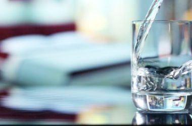 Acqua distillata: cos’è, a cosa serve e come farla in casa