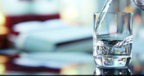 Acqua distillata: cos’è, a cosa serve e come farla in casa